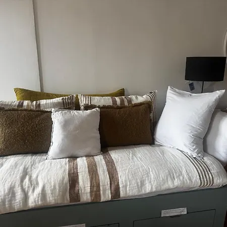 Rooftop Views Cosy 2 Bedroom Bed & Breakfast 4*
