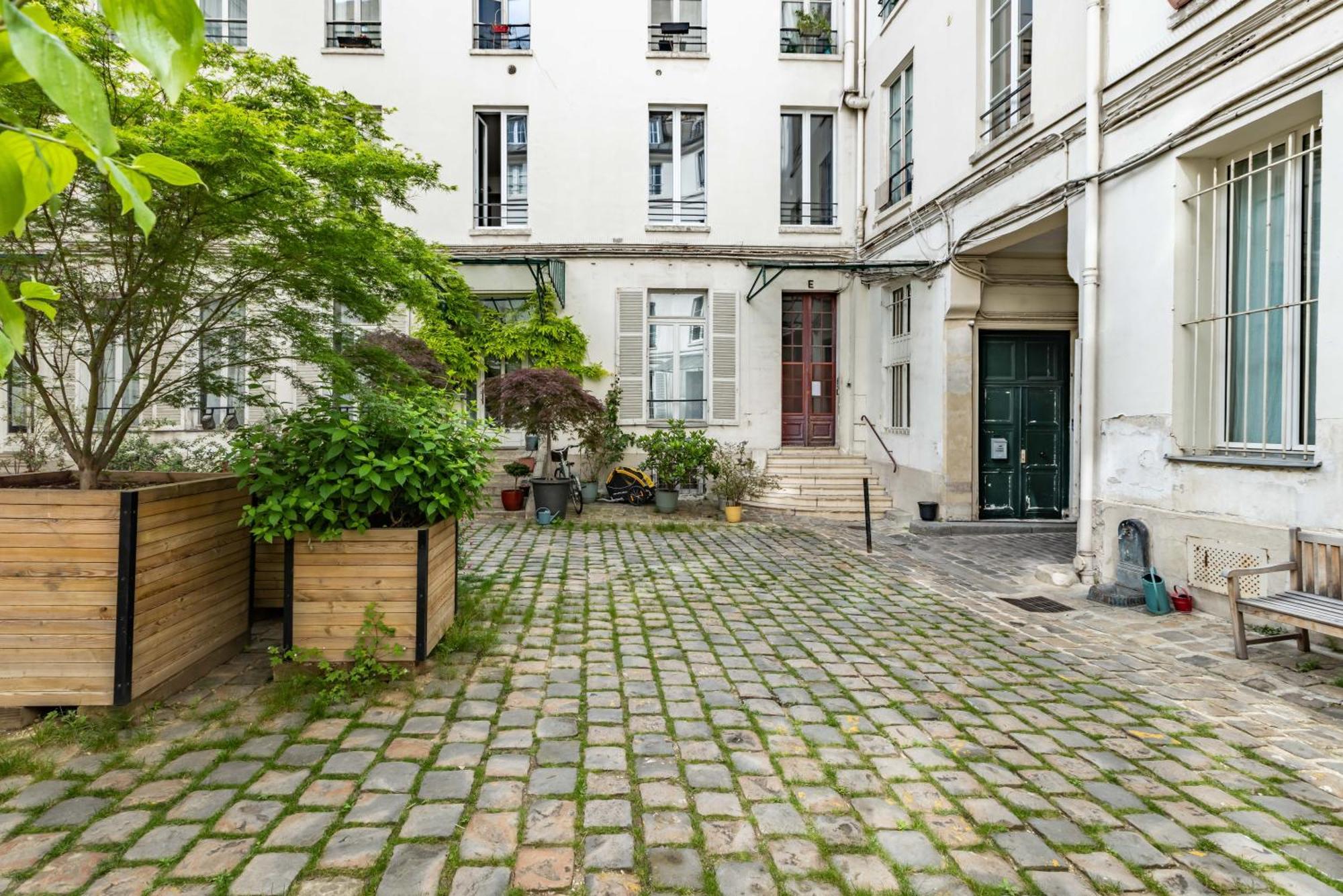 Rooftop Views Cosy 2 Bedroom 4* Paris