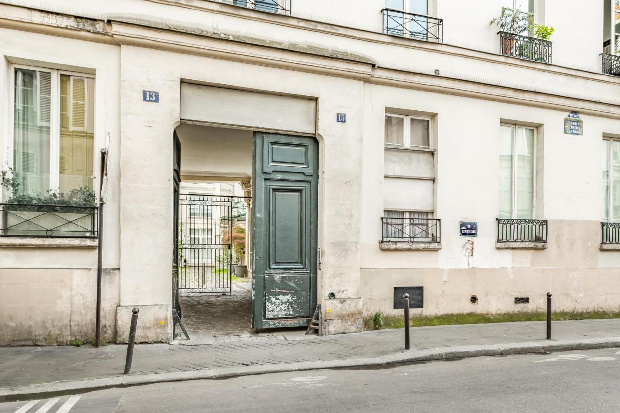 Rooftop Views Cosy 2 Bedroom Bed & Breakfast Paris